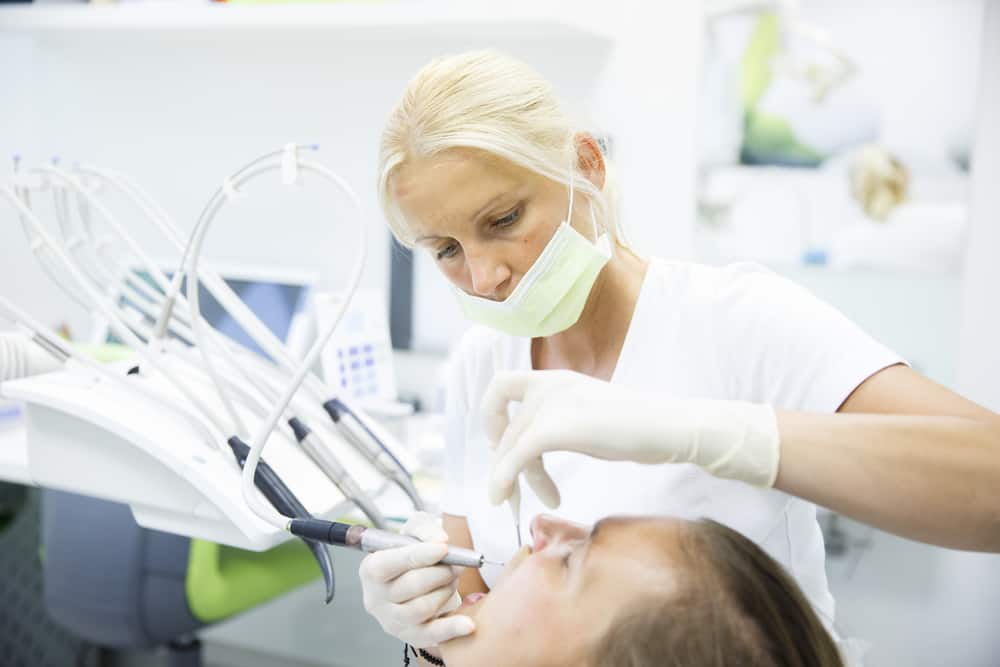 טיפולי שורש בשיניים קדמיות